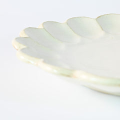 White Flower-Shaped Round Plate L